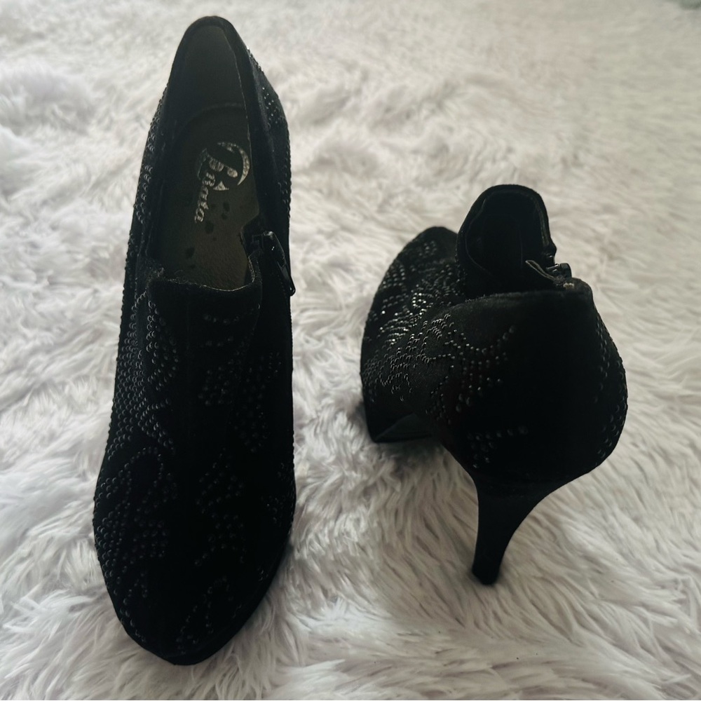 Elegant Black Stiletto Heels with Pointed Toe
